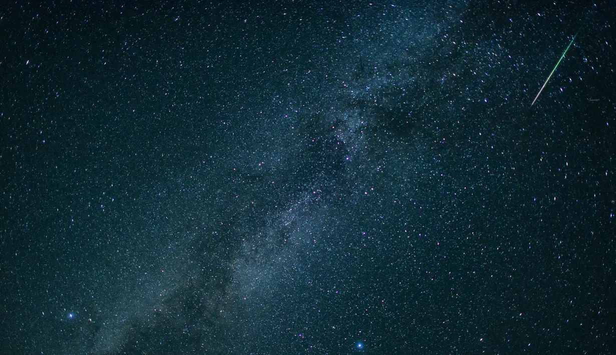 Sebuah meteor melintas di tengah langit malam dan Bima Sakti selama hujan meteor tahunan Perseid di Jerman selatan, Minggu (12/8). Peristiwa hujan meteor Perseid mengalami puncaknya pada 11-12 Agustus dan 12-13 Agustus. (AFP/dpa/Matthias Balk/Germany OUT)