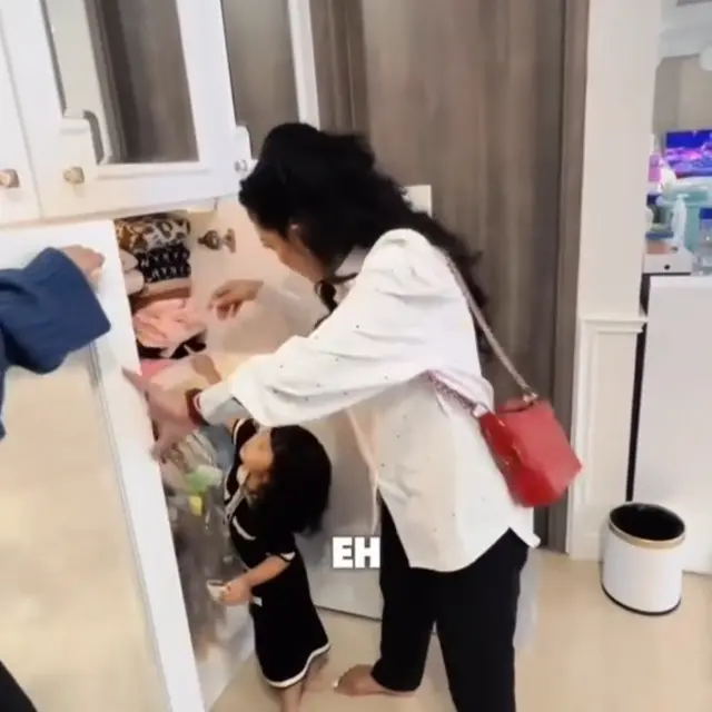 Bikin Semua Orang Gemas, Potret Lucu Ameena Pamerkan Hadiah Tas dari Gemmi Krisdayanti