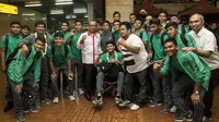 Pelatih dan pemain Timnas Indonesia U-19 foto bersama saat tiba di Bandara Soetta, Tangerang, Rabu (20/9/2017). Timnas U-19 kembali ke tanah air setelah berhasil meraih peringkat ketiga Piala AFF U-18. (Bola.com/Vitalis Yogi Trisna)