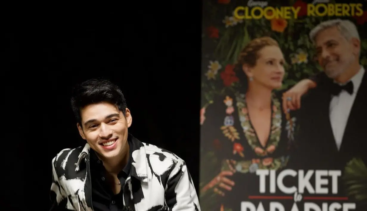Dalam sesi interviu dengan para jurnalis di Jakarta, pertengahan September 2022, Maxime Bouttier menyebut produser film Ticket To Paradise membuka audisi terbuka untuk karakter Gede, yang notabene orang Indonesia. “Mereka ada open casting karakter orang Indonesia untuk peran Gede. Manajemen saya dapat undangan audisi, habis itu proses audisi dimulai,” katanya. (Foto: Dok. Instagram @bouttier_maxime)