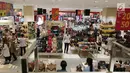 Suasana gerai baju dan tas wanita pada pembukaan Centro Department Store di Pesona Square Depok, Kamis (20/12). Pembukaan Centro yang ke-16 memenuhi kebutuhan fesyen masyarakat Depok dan sekitarnya. (Liputan6.com/Fery Pradolo)
