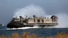 Sebuah kapal pendarat Angkatan Laut Amerika Serikat ikut serta dalam operasi pendaratan amfibi pada latihan militer multinasional Super Garuda Shield 2023 di Situbondo, Jawa Timur, Indonesia, Minggu (10/9/2023). Latihan ini diikuti oleh ribuan personel militer seperti dari Indonesia, Amerika Serikat, Singapura, dan Jepang. (AP Photo/Trisnadi)