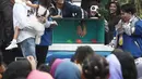 Para artis pemain sinetron Anak Langit mengikuti permainan saat meet & greet dalam acara Vidio Fair 2.0 di Gandaria City Mall, Jakarta, Sabtu (3/11). Vidio Fair 2.0 kali ini mengambil tema One Stop Event You Can Get. (Liputan6.com/Herman Zakharia)