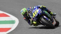 Pebalap Movistar Yamaha, Valentino Rossi, melewati tikungan saat balapan MotoGP Italia di Sirkuit Mugello, Minggu (4/6/2017). Rossi finis keempat dengan catatan waktu 41 menit 35,811 detik. (AFP/Tiziana Fabi)