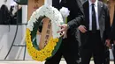 Perdana Menteri Jepang Fumio Kishida meletakkan karangan bunga saat upacara doa perdamaian di Taman Perdamaian di Nagasaki pada tanggal 9 Agustus 2024. (JIJI Press/AFP/Japan OUT)