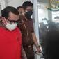 Dekan Fakultas Ilmu Sosial dan Politik Universitas Riau pelaku pencabulan mahasiswi saat ditahan jaksa. (Liputan6.com/M Syukur)