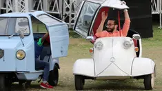 Seorang pria menaiki mobil model 'Kabinenroller' klasik Messerschmitt KR200 saat pertemuan klasik Kairo ke-7 di Kairo, Mesir (23/3). Sebanyak 250 mobil klasik hadir dalam acara bertajuk "7th Cairo Classic Meet". (Reuters/Mohamed Abd El Ghany)