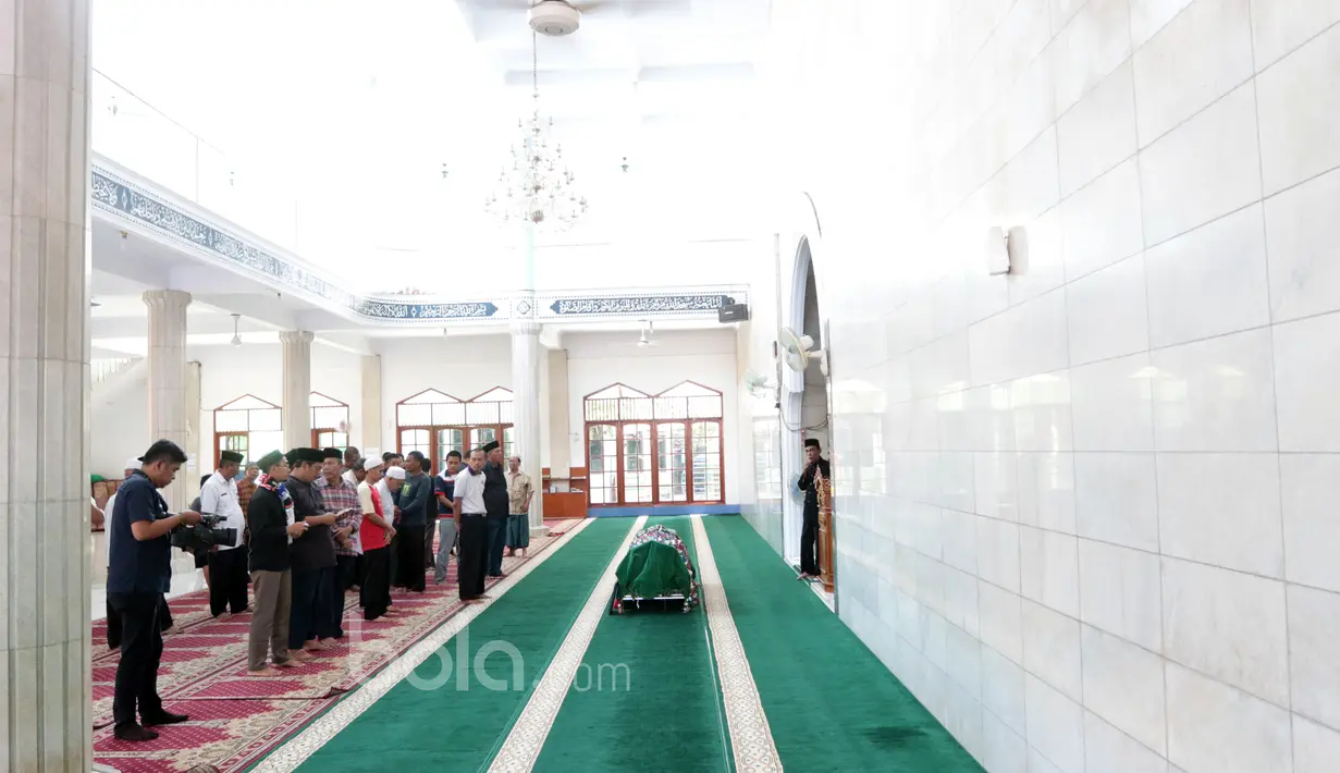 Jenazah almarhum, Achmad Kurniawan saat dishalatkan di Masjid Al Jadid Cijantung, (11/1/2017). (Bola.com/Nicklas Hanoatubun)