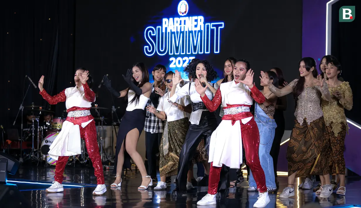 Sejumlah pemain Timnas Wanita Indonesia ikut menari bersama Wika Salim ketika menyanyikan theme song Timnas Indonesia berjudul Bersama Garuda saat PSSI Partner Summit yang berlangsung di Hotel JW Marriot, Jakarta, Rabu (27/09/2023). (Bola.com/Bagaskara Lazuardi)
