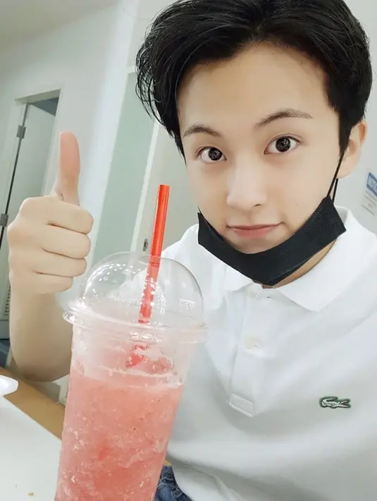 Jago bahasa Inggris dan bahasa Korea membuat Mark memiliki banyak penggemar yang tak hanya di Korea saja. (Liputan6.com/IG/@nct127)