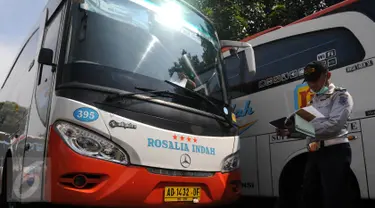 Petugas gabungan dari Kementerian Perhubungan mengecek kesiapan armada bus di Tangerang Selatan, Rabu (29/6). Pengecekan armada bus ini dalam rangka persiapan arus mudik Lebaran 2016. (Liputan6.com/Helmi Afandi)