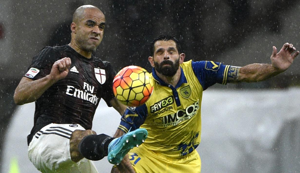 Sergio Pellissier. Striker Italia ini merupakan legenda Chievo. Total 18 musim dihabiskannya bersama Chievo dengan mencetak 139 gol dalam 517 penampilan. Ia pensiun pada akhir musim 2018/2019, saat Chievo terdegradasi ke Serie-B. Nomor punggung 31-nya pun ikut dipensiunkan. (Foto: AFP/Olivier Morin)