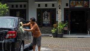 Cuci Mobil Sendiri di Rumah (Gemini AI)