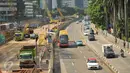 Suasana jalanan di Jakarta tampak sepi, Rabu (09/12). Saat Pilkada, jalan-jalan protokol Ibu Kota yang biasanya selalu padat kendaraan kini lenggang dan bebas dari kemacetan. (Liputan6.com/Gempur M Surya)