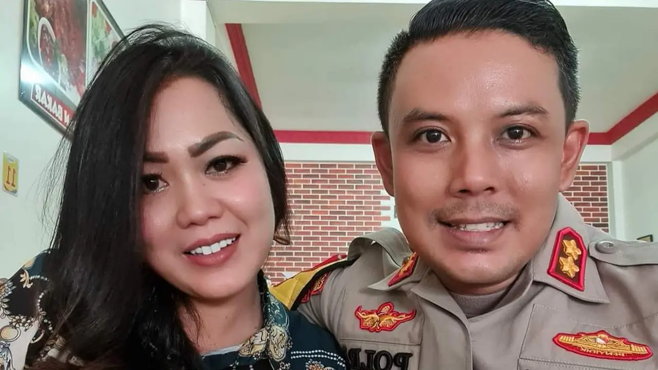 Kapolres Baubau AKBP Erwin Pratomo bersama istri Tari Erwin Pratomo.(Liputan6.com/Dok Tari Erwin Pratomo)