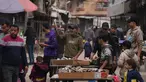 Seorang pedagang Palestina memajang ikan sarden untuk dijual di jalanan pasar lokal di Kota Gaza, Jumat, 19 Desember 2025. Meski kondisi dan situasi masih sangat rapuh akibat kehancuran infrastruktur yang masif akibat serangan Israel sejak Oktober 2023 lalu, dinamika ekonomi di Gaza mulai kembali menggeliat. (AP Photo/Abdel Kareem Hana)