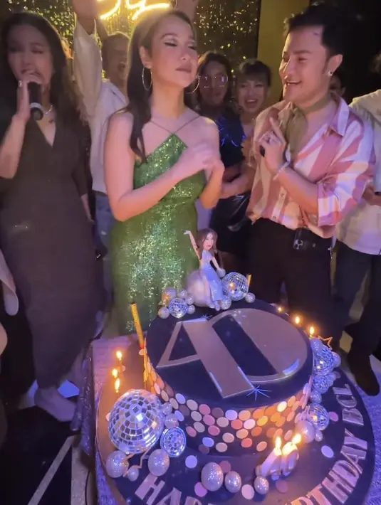 Untuk aksesori, ibu satu anak ini memilih mengenakan anting hoop besar. Tampilannya tidak terlalu menggunakan banyak aksesori, yang membuat gaunnya semakin stunning. @nazlaalifa.