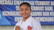 Karateka Bali, Cok Istri Agung Sanistyarani, saat berlatih di GOR Praja Raksaka, Denpasar. Coki berambisi mempertahankan emas di PON 2020 Papua dan menembus Olimpiade Paris 2024. (Bola.com/Maheswara Putra)