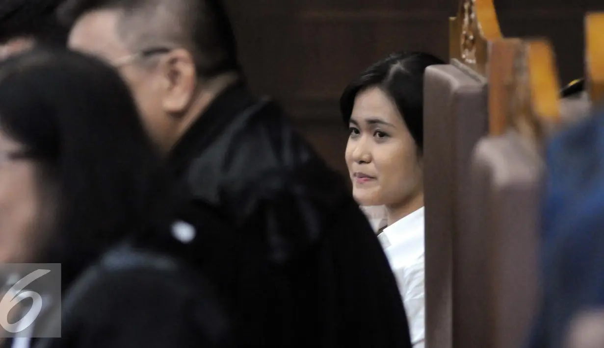 Terdakwa kasus pembunuhan Wayan Mirna Salihin, Jessica Kumala Wongso menyimak keterangan saksi ahli ketika menjalani sidang lanjutan di Pengadilan Negeri Jakarta Pusat, Jakarta, Kamis (1/9). (Liputan6.com/Helmi Afandi)