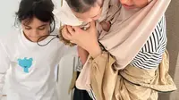 Gaya Imut Baby Humaira Anak Zaskia Sungkar dan Irwansyah dengan Jepit Rambut Pita di Kumpul Keluarga