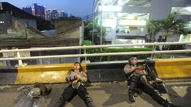 Tengah Bertugas Mengamankan, Polisi Tetap Sempatkan Salat Maghrib