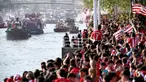 Ribuan suporter menyambut pemain Athletic Bilbao yang melakukan pawai perayaan juara Copa del Rey dengan menyusuri Sungai Nervion, Bilbao, Jumat (12/4/2024). Athletic Bilbao merayakan trofi besar pertama sejak selama 40 tahun puasa gelar.  (AFP/Ander Gillenea)