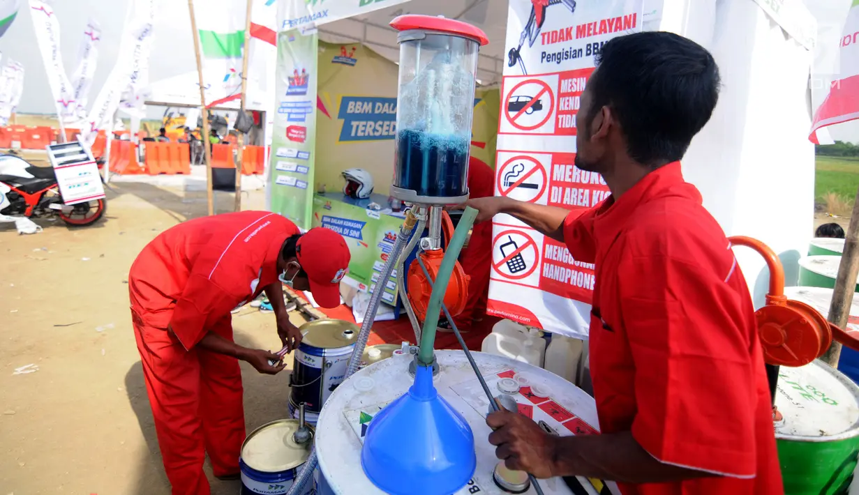 Petugas menyiapkan BBM di kios Pertamina jalan tol fungsional Brebes Timur-pemalang Km 275, Kabupaten Tegal, Jawa Tengah, Rabu (21/6). (Liputan6.com/Gempur M Surya)