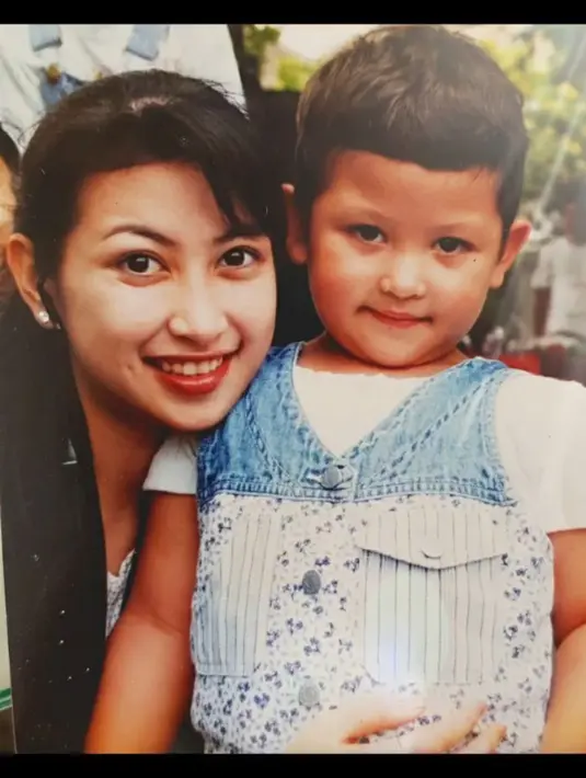Annisa bersama anak laki-lakinya, Rafly. Seperti diketahui, Annisa dan Adjie Pangestu menikah dan dikaruniai seorang putra yang kini sudah remaja. [Instagram/hapsarianissa29]