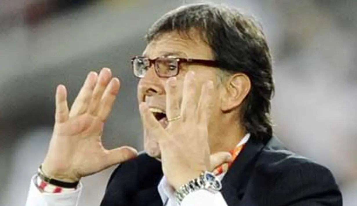 Gaya pelatih Paraguay Gerardo Martino saat memberi instruksi kepada anak-anak asuhannya di laga penyisihan Grup F PD 2010 lawan Selandia Baru di Peter Mokaba, Polokwane, 24 Juni 2010. AFP PHOTO / JUAN MABROMATA