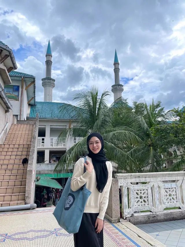 6 Gaya Berhijab Ayana Moon yang Kalem dan Estetis, Siap Jadi Inspirasi Pakaian Bulan Ramadan