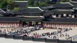 Penduduk Korea Selatan saat ini tengah merayakan Chuseok atau yang disebut-sebut hari Thanksgiving versi Korea. Perayaan ini tepatnya berlangsung pada hari ke-15 bulan kedelapan kalender lunar. (AP Photo/Ahn Young-joon)