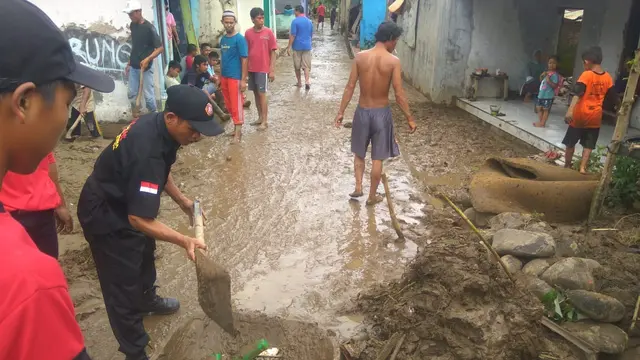Warga mulai membersihkan rumah akibat rendaman banjir di Desa Tajug Kecamatan Karangmoncol, Purbalingga. (Foto: Liputan6.com/Dinkominfo PBG/Muhamad Ridlo)