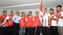Para Atlet Indonesia yang akan mengikuti Olimpiade Rio 2016 berfoto bersama di Gedung KOI, Jakarta, (27/7/2016). (Bola.com/Nicklas Hanoatubun)