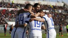 Para pemain Inter Milan merayakan gol Ivan Perisic ke gawang Cagliari pada lanjutan Serie A di Sant'Elia stadium,  Cagliari, (5/3/2017). Inter Milan menang 5-1. (Fabio Murru/ANSA via AP)