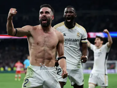 Pemain Real Madrid, Dani Carvajal melakukan selebrasi setelah mencetak gol kemenangan untuk timnya pada laga lanjutan Liga Spanyol 2023/2024 melawan Almeria di Santiago Bernabeu, Madrid, Spanyol, Senin (22/01/2024) dini hari WIB. (AFP/Pierre-Philippe Marcou)