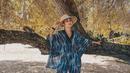 Wanita berusia 37 tahun ini memiliki banyak koleksi topi pantai. Topi dengan diameter yang cukup lebar ini juga dapat melindungi wajahnya dari terik sinar matahari. (Liputan6.com/IG/lunamaya)