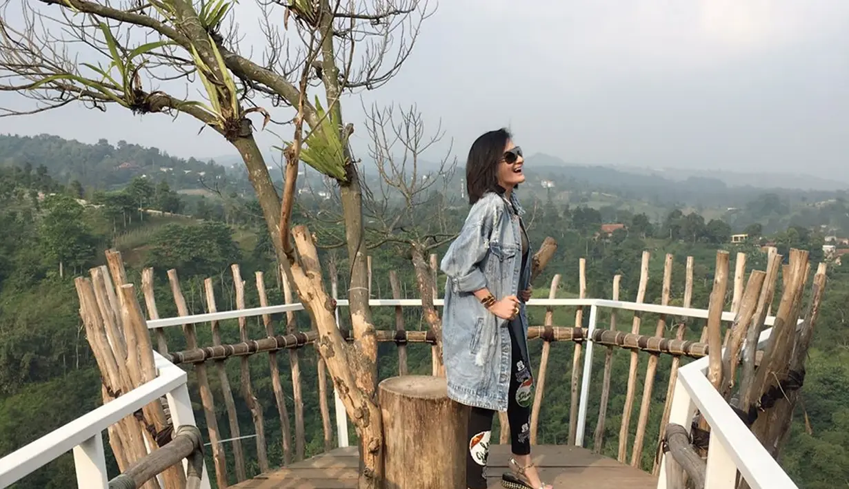 Di usianya yang menginjak 37 tahun, aktris yang sudah membintangi 3 judul film ini semakin awet muda. Kiki senang sekali bergaya casual dan trendi saat berlibur di alam bebas. Seperti saat mengunjungi kawasan Lembang, Jawa Barat. (Liputan6.com/IG/@kikiamaliaworld)