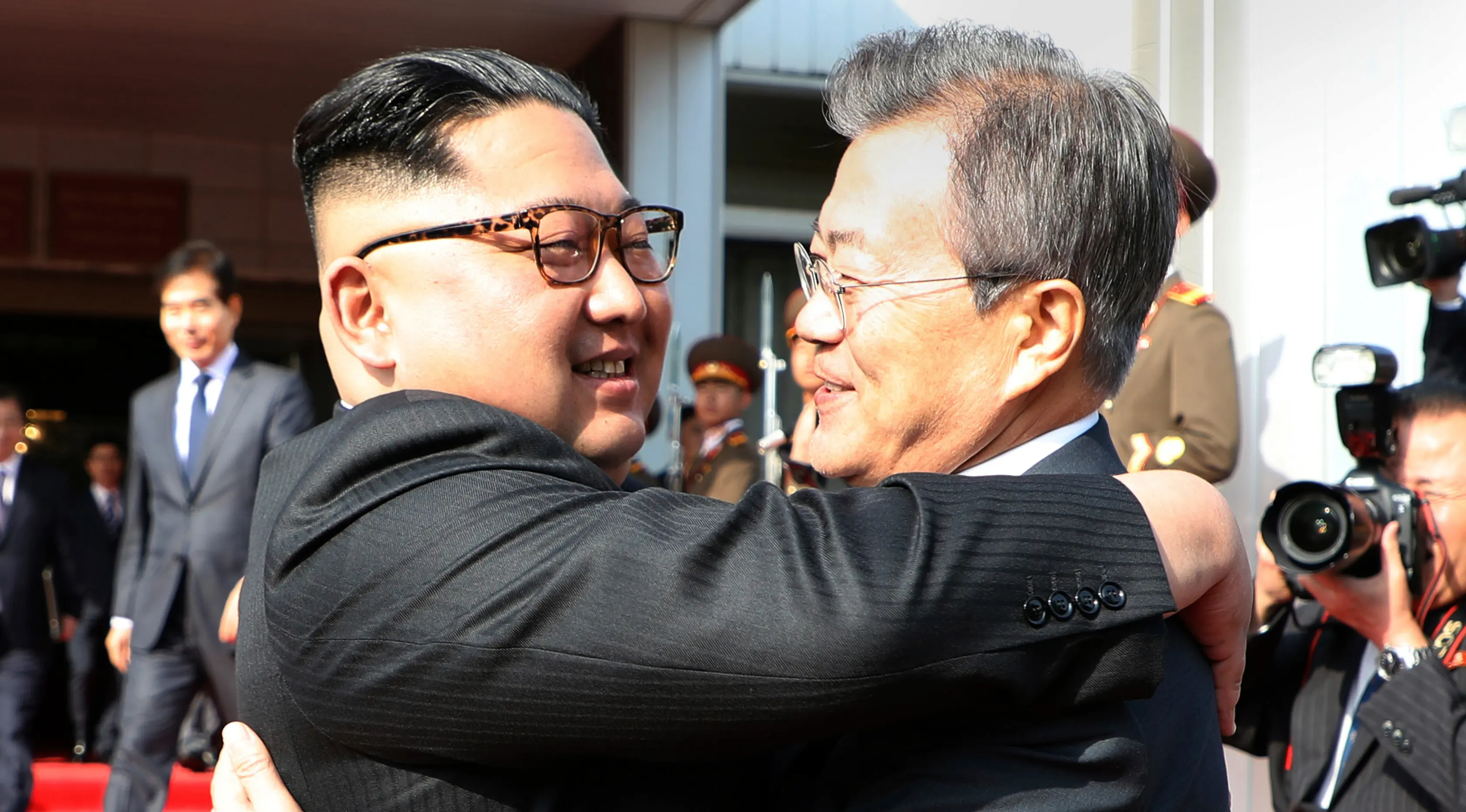 Pemimpin Korea Utara Kim Jong-un dan Presiden Korea Selatan Moon Jae-in saling berpelukan usai melakukan pertemuan di Panmunjom, Korea Utara (26/5). (South Korea Presidential Blue House/Yonhap via AP)