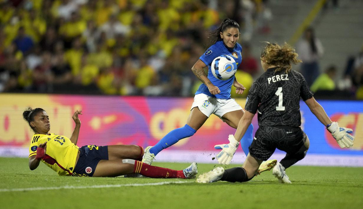 Penjaga gawang Kolombia Catalina Perez (kanan) dan berebut bola dengan pemain Brasil Debinha (tengah) pada pertandingan final sepak bola Copa America putri di Bucaramanga, Kolombia, 30 Juli 2022. Brasil menang 1-0. (AP Photo/Dolores Ochoa)