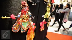 Lippo Mall Puri menggelar pameran Wayang Potehi, Jakarta Barat, (21/01). Pameran tersebut diadakan dalam rangka menyambut tahun baru Imlek. (Liputan6.com/ Fery Pradolo)