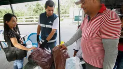 Krisis ekonomi yang melanda Venezuela membuat warga harus menerobos perbatasan masuk ke wilayah Kolombia di kota Cucuta, Rabu (6/7). Mereka menerobos untuk kebutuhan pokok di perbatasan Negara Bagian Tachira dan Kolombia. (Schneyder MENDOZA/AFP)