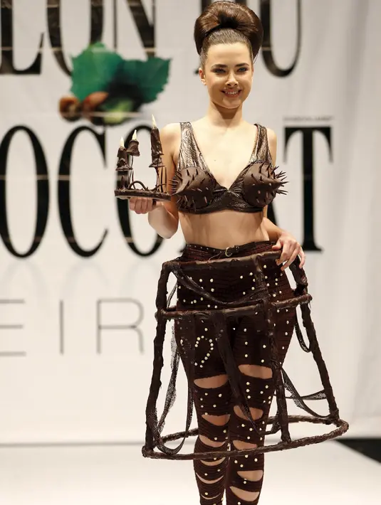 Model memakai busana yang terbuat dari cokelat  selama acara Chocolate Fashion Show di Beirut, Lebanon, Kamis (12/11/2015). Busana tersebut dibuat oleh yang dibuat oleh desainer dan koki profesional.(REUTERS/Jamal Saidi)
