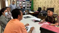 tersangka kasus pajak dilimpahkan ke kepada Kejaksaan Negeri Surabaya. (Dian Kurniawan/Liputan6.com)