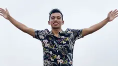 Irfan Jaya, pemain bernomor punggung satu memang kerap bergaya santai saat sedang berada di luar lapangan. Gaya santainya dengan mengenakan kemeja tropical ini membuat Irfan Jaya semakin keren. (Liputan6.com/IG/@irfanjayaij41)