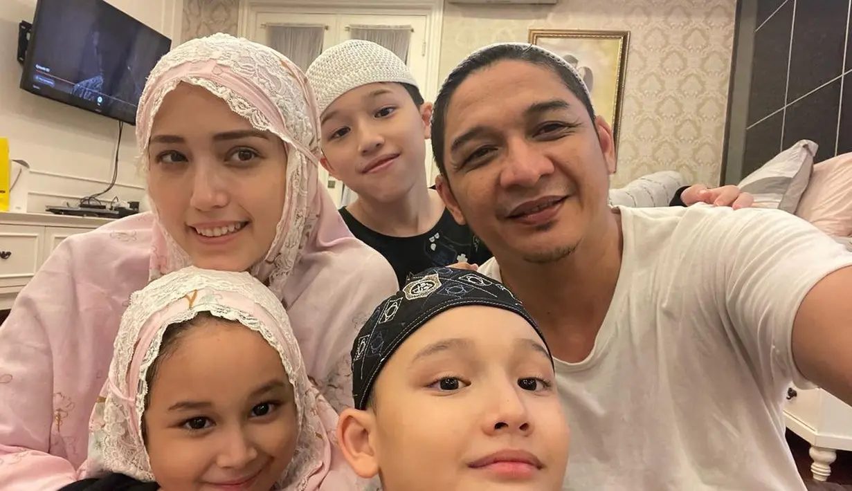 Bulan puasa kerap dimanfaatkan untuk lebih banyak berkumpul bersama keluarga. Begitu juga dengan Pasha Ungu dan Adelia Pasha. Pada bulan puasa ini, dimanfaatkan untuk banyak bersama keluarga. [Instagram/pashaungu_real01]