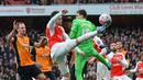 Perebutan bola di depan gawang Hull City dalam putaran kelima Piala FA Inggris di Stadion Emirates, London, Inggris, Sabtu (20/2/2016). (AFP/Glyn Kirk)