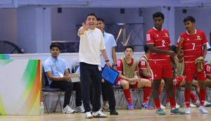 Pelatih Timnas Futsal Indonesia, Hector Souto memberikan instruksi kepada anak asuhnya ketika melawan Australia pada laga terakhir Grup B Piala AFF Futsal 2026 di Nonthaburi Hall, Bangkok, Thailand, Rabu (8/4/2026) siang. (Dok. Federasi Futsal Indonesia)