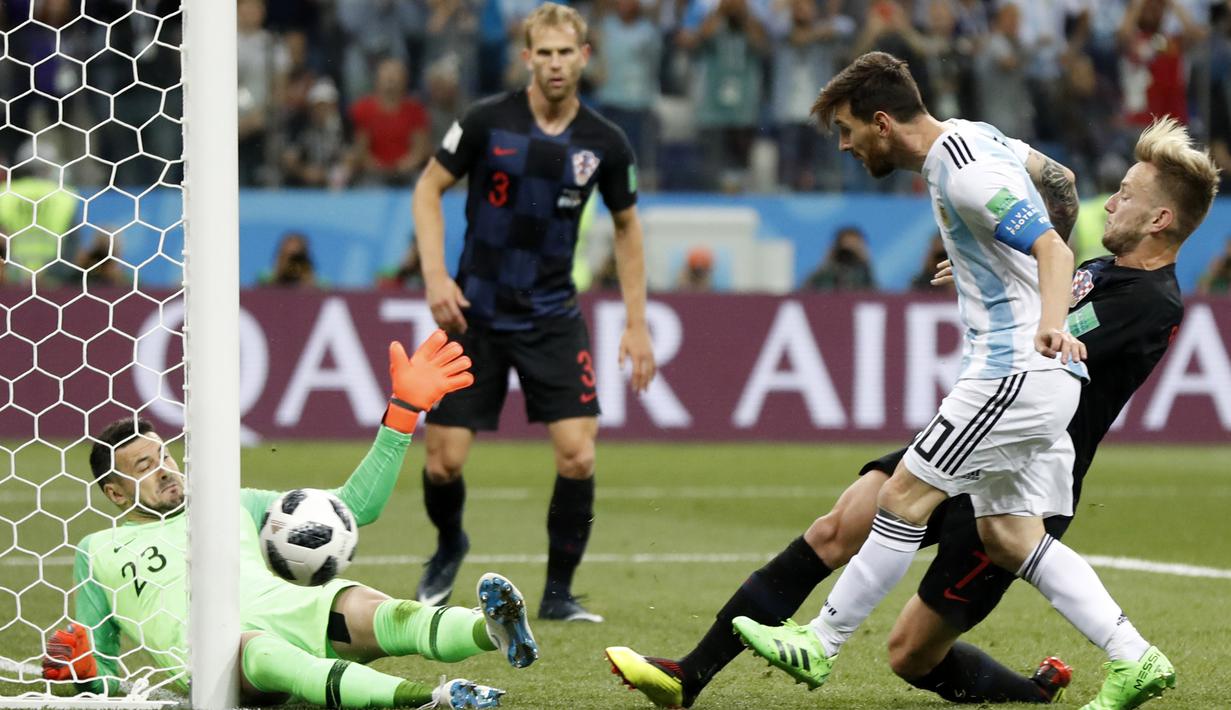 Gelandang Argentina, Lionel Messi, gagal memcetak gol saat melawan Kroasia pada laga grup D Piala Dunia di Stadion Nizhny Novgorod, Nizhny, Kamis (21/3/2018). Kroasia menang 3-0 atas Argentina. (AP/Petr David Josek)