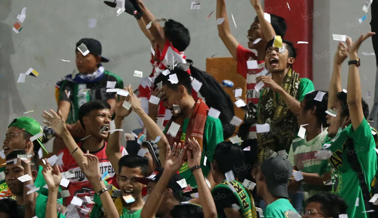 Dengan sarung dileher K-Conk Mania terus memberikan semangat kepada timnya saat melawan Persiba Balikpapan pada Torabika SC 2016 di Stadion Gelora Bangkalan, Senin(13/6/2016).  (Bola.com/Nicklas Hanoatubun)