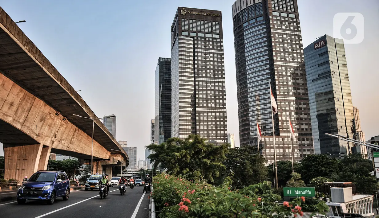 Arus kendaraan melintasi kawasan perkantoran di Jalan Sudirman, Jakarta, Kamis (26/8/2021). Menteri Keuangan menyebutkan defisit Anggaran Pendapatan dan Belanja Negara (APBN) mencapai Rp336,9 triliun atau 2,04 persen dari produk domestik bruto (PDB) pada akhir Juli 2021 (merdeka.com/Iqbal S Nugroho)